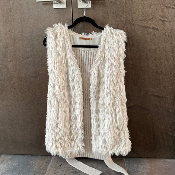 Belldini Belted Faux Fur Vest - Picture 1 of 4